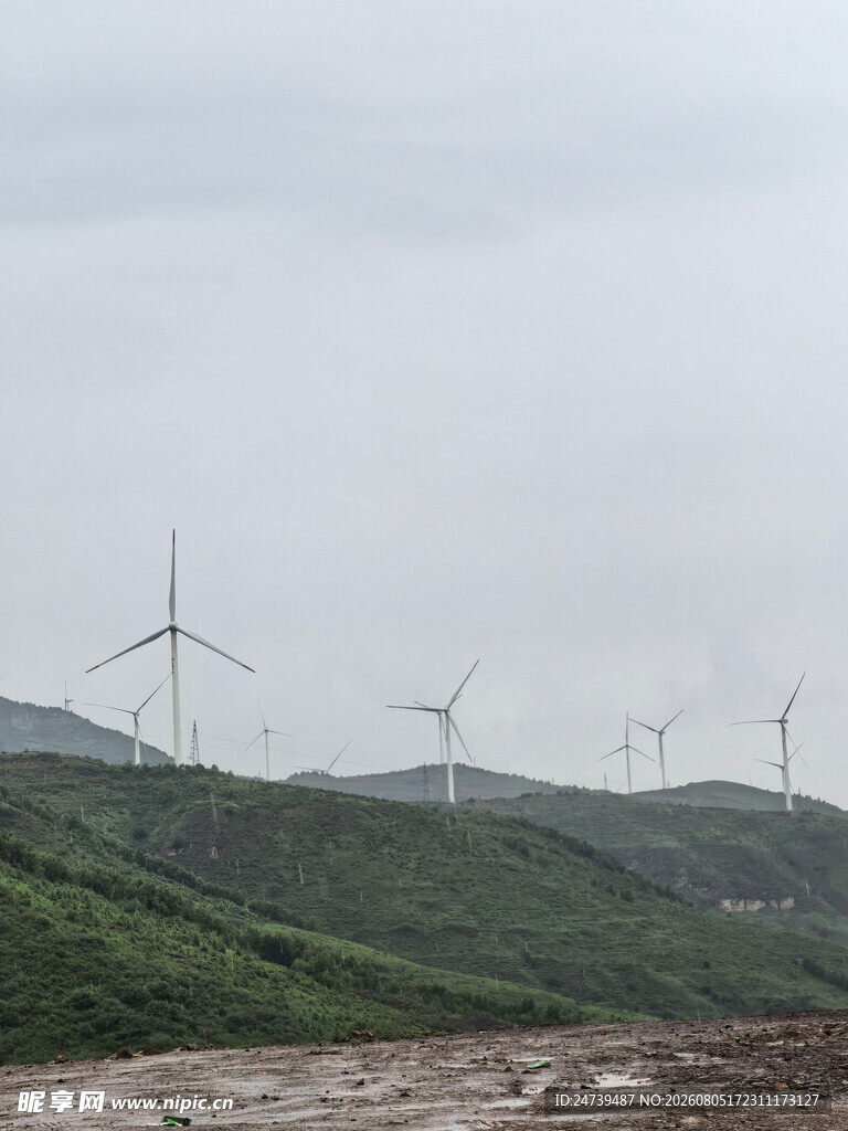 山坡上的风力发电机组