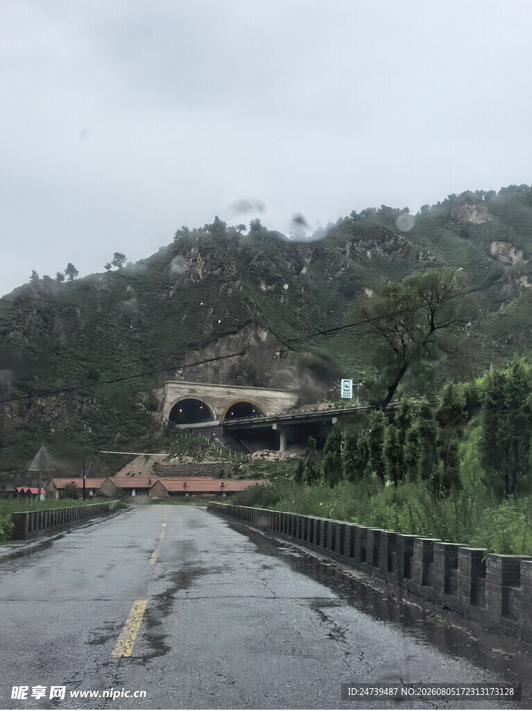 雨中公路旁的葱郁山峦