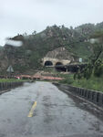 雨中公路通向山底隧道