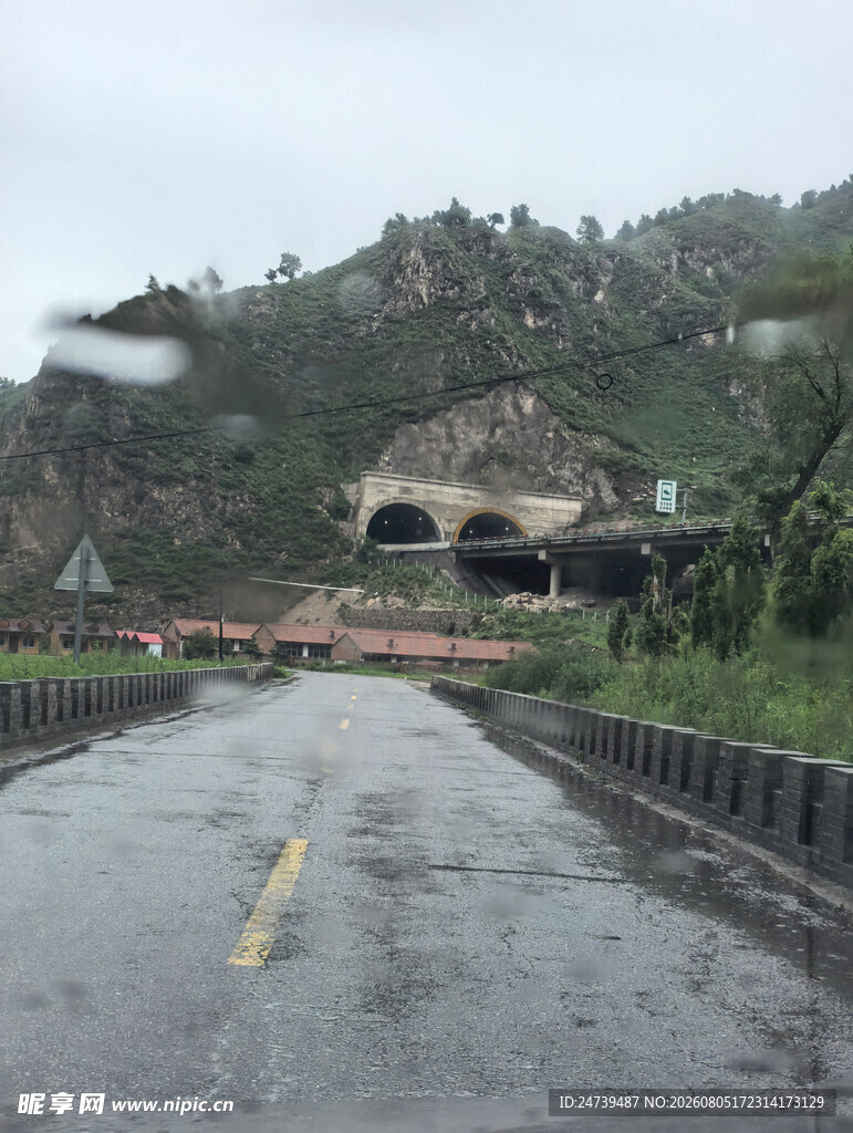 雨中公路通向山底隧道