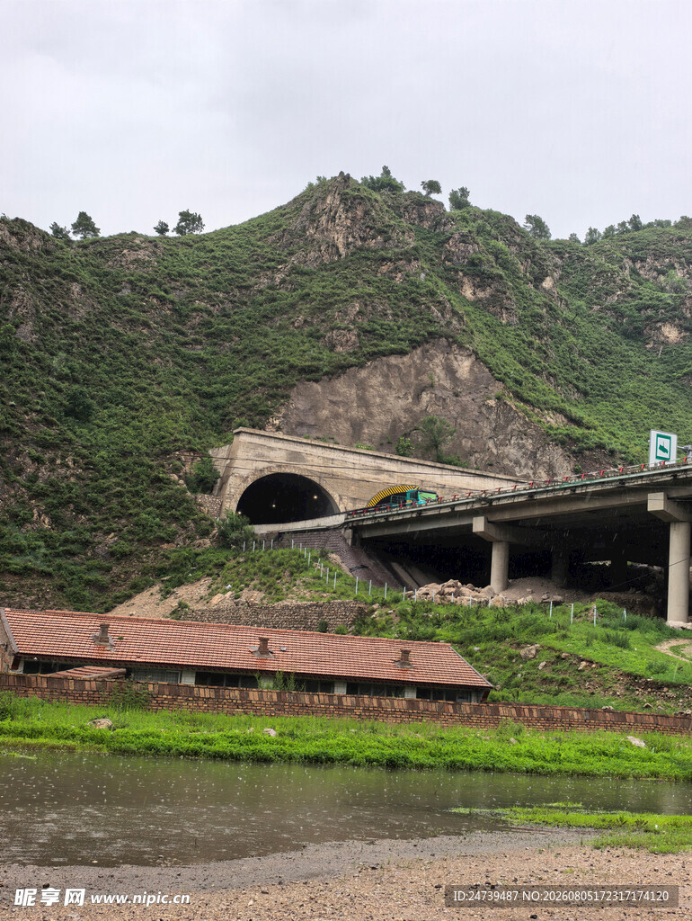 山间高架桥与隧道景观