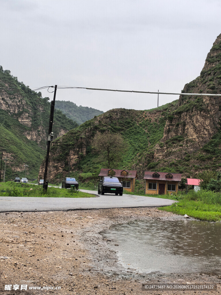 山间雨后泥泞道路景象