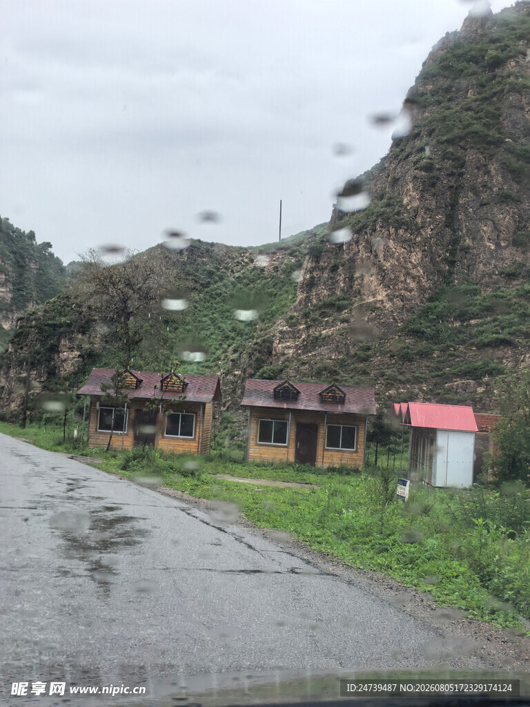 山间村落旁的湿润道路