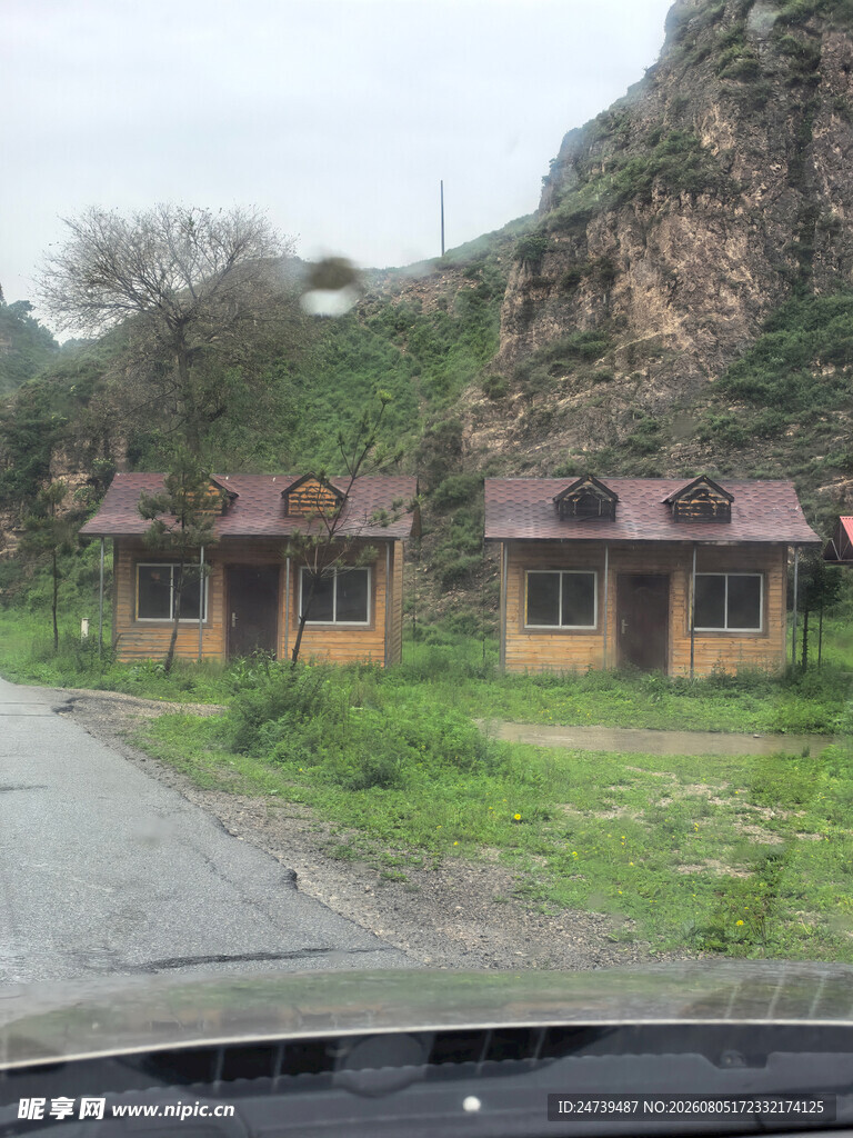 山间路旁的几座古朴小屋