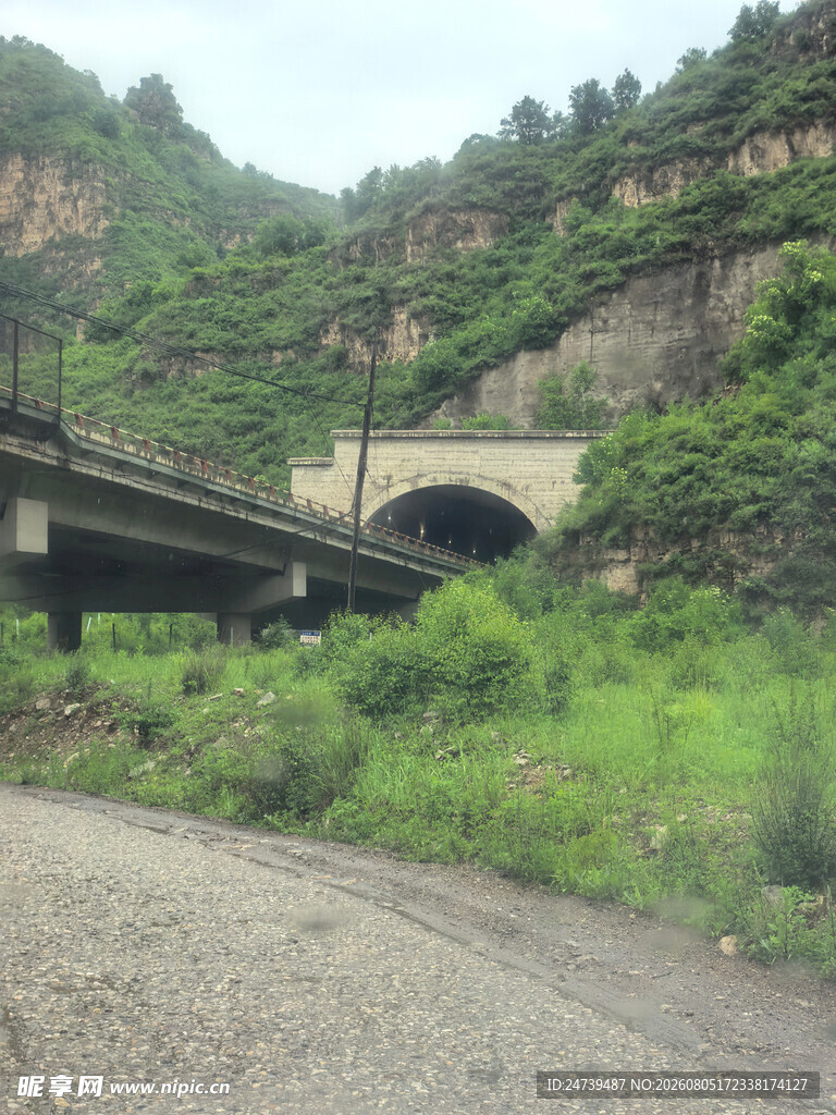 山间公路桥与隧道景观