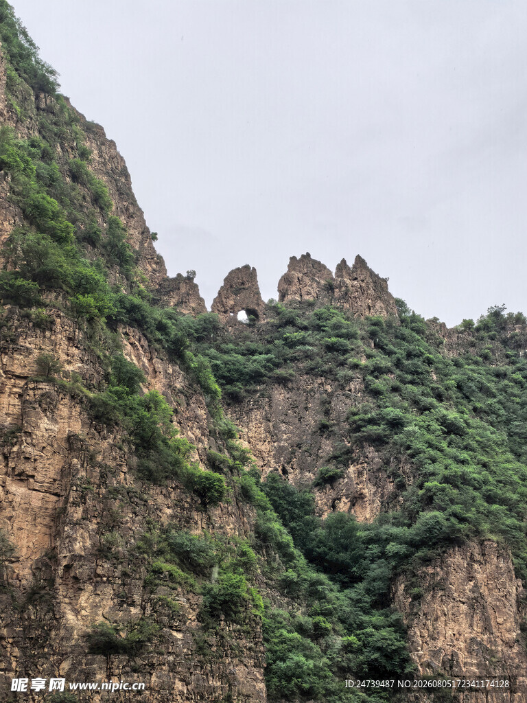峻峭山峦覆绿植