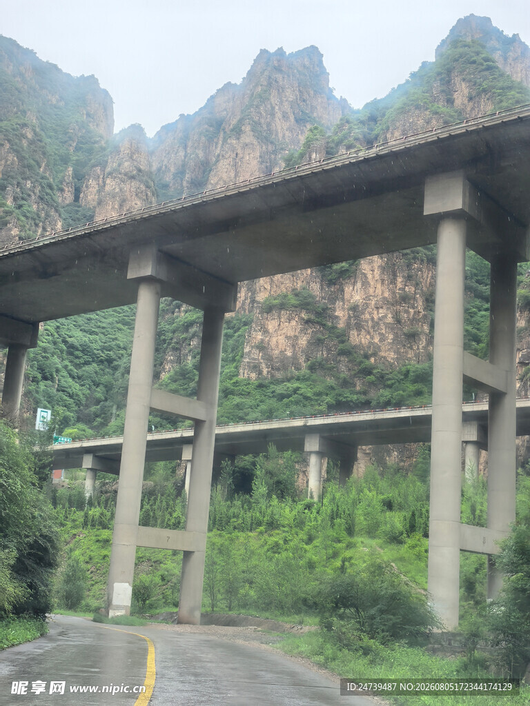 山间高架桥公路穿行而过