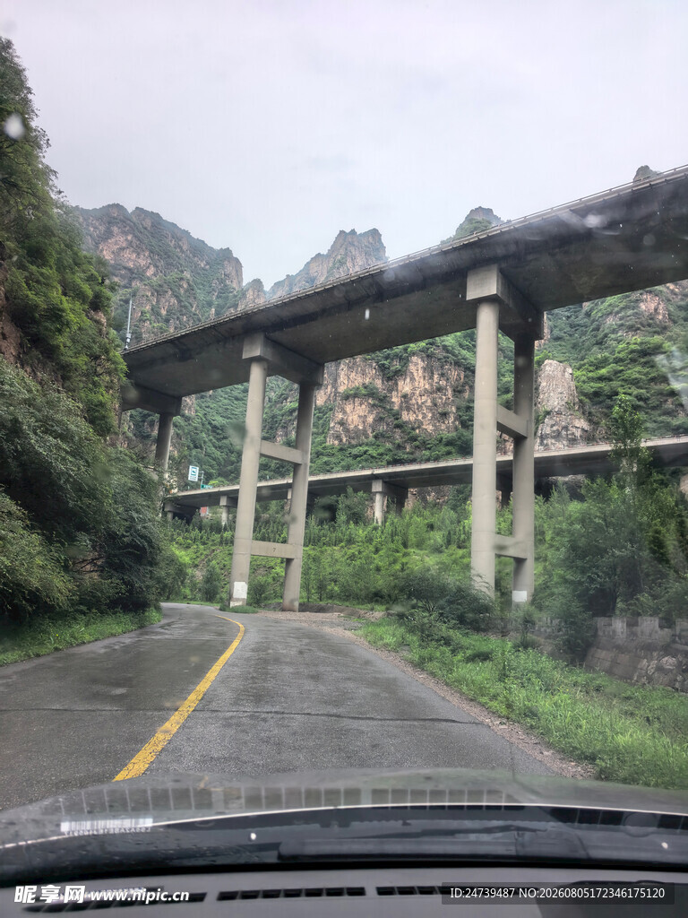 山间公路上的高架桥