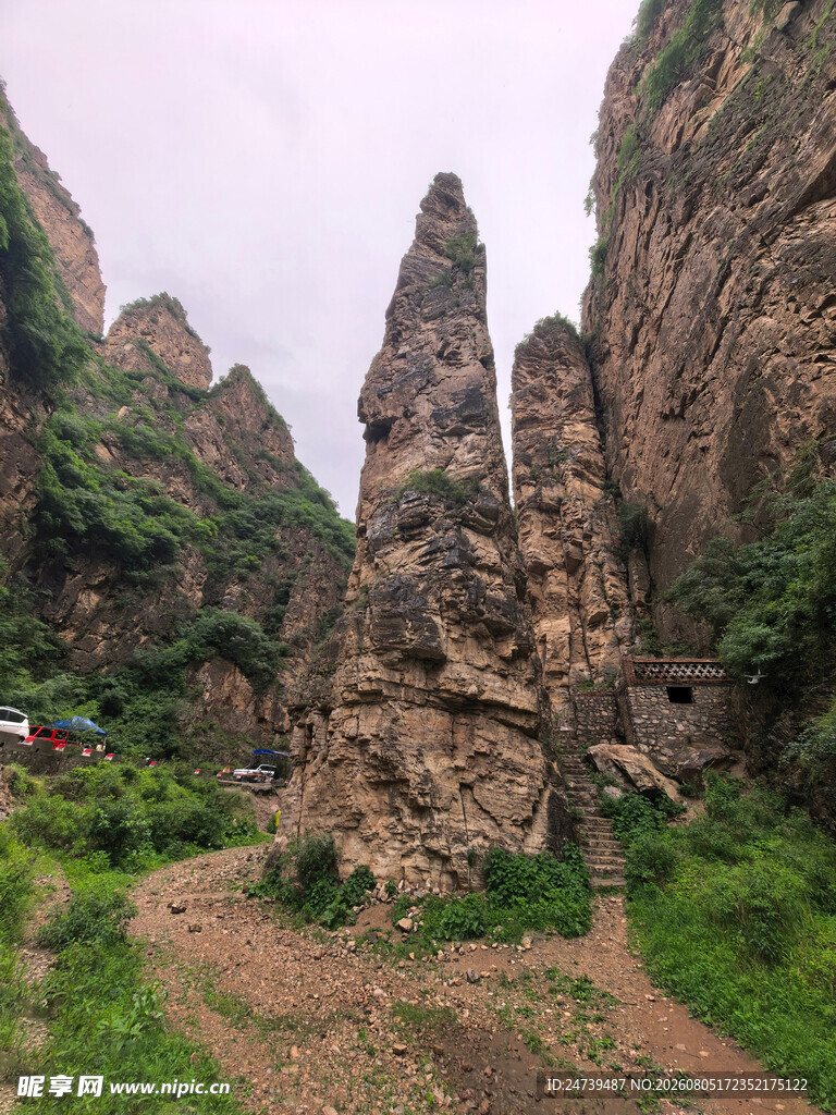 奇峰林立的壮美山间景色