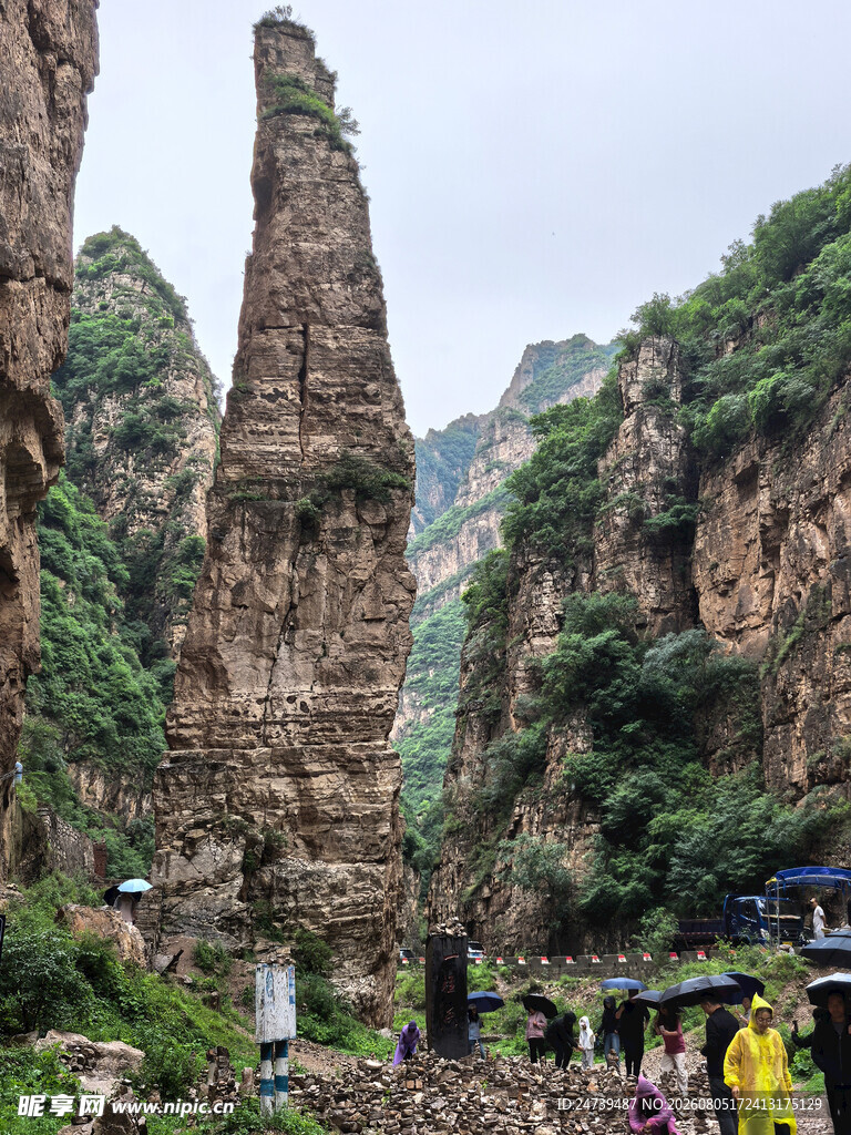 奇峰耸立的壮丽峡谷景观