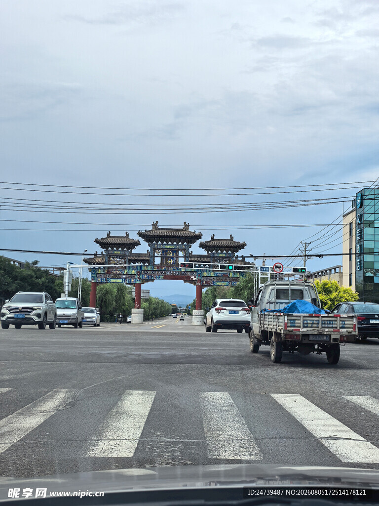 中式牌坊下的城市道路景象