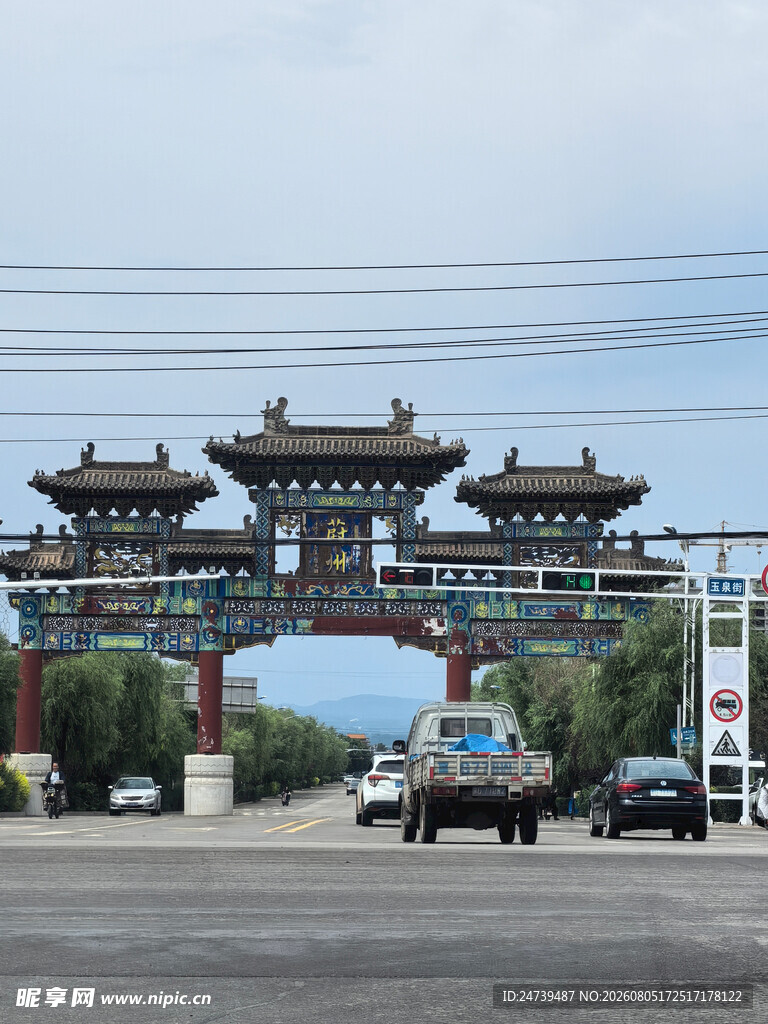 中式牌坊下的车辆通行场景