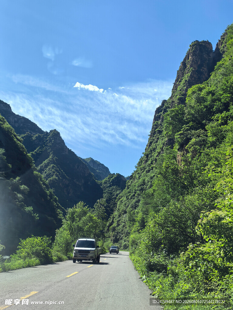 山间公路上行驶的车辆