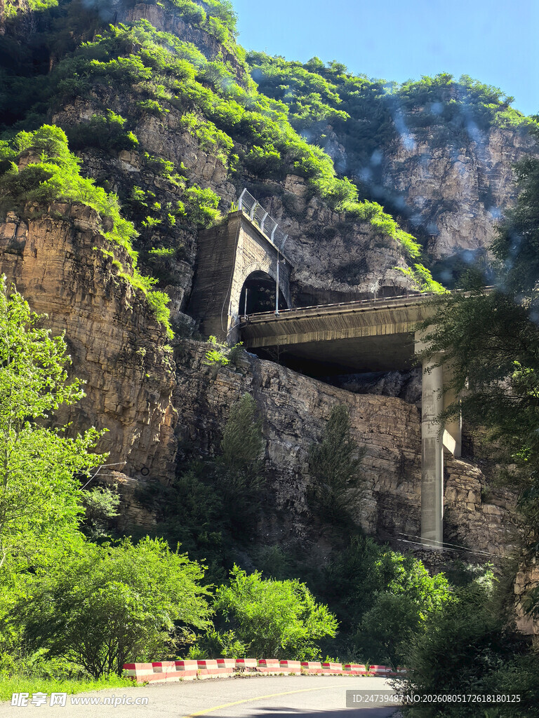 山间高架桥横跨陡峭峡谷