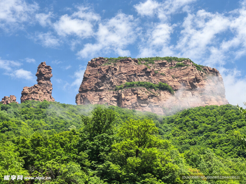 奇峰屹立于葱郁山林间