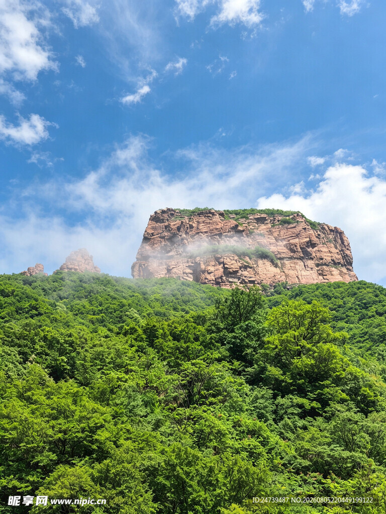 青山环抱中的巍峨岩石