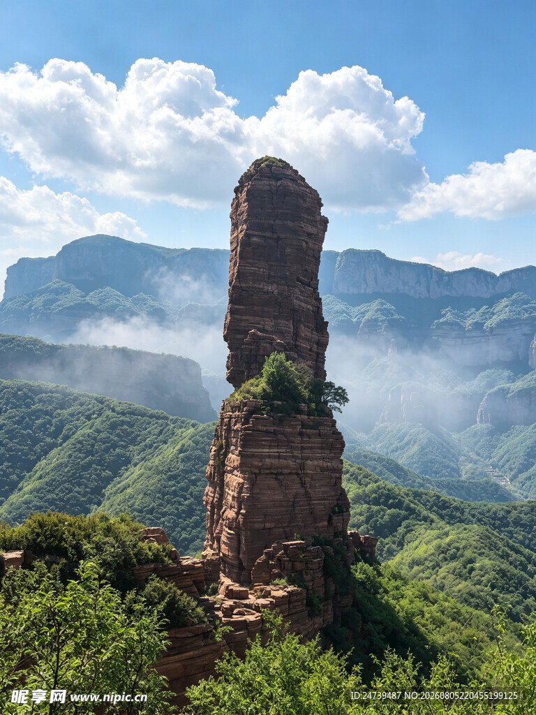 奇峰耸立山间云雾缭绕