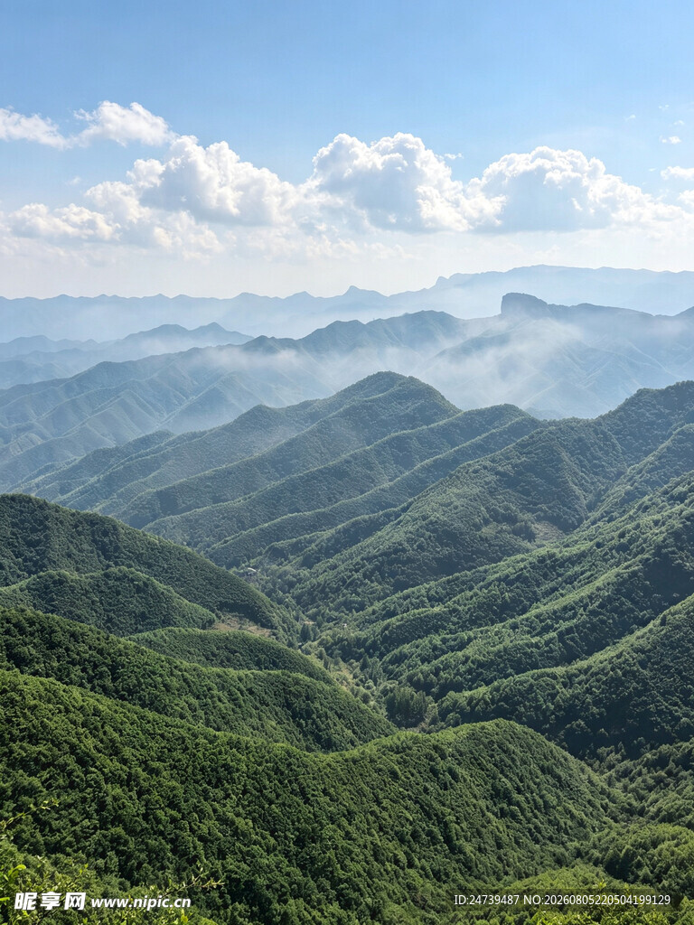 山峦叠翠间的壮美风光