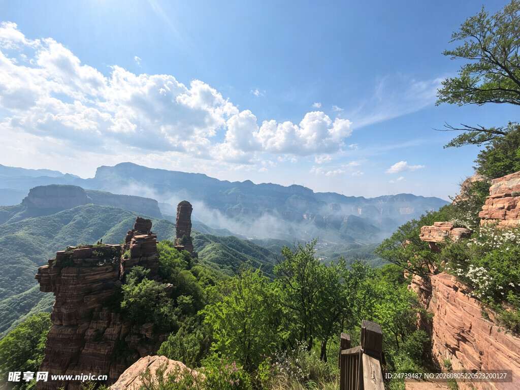 壮美山间景色绿意盎然