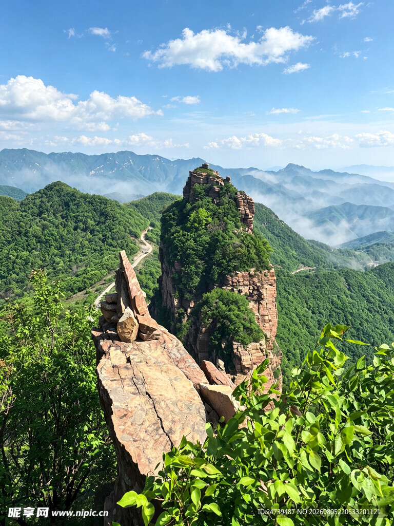 奇峰屹立于葱郁山林间