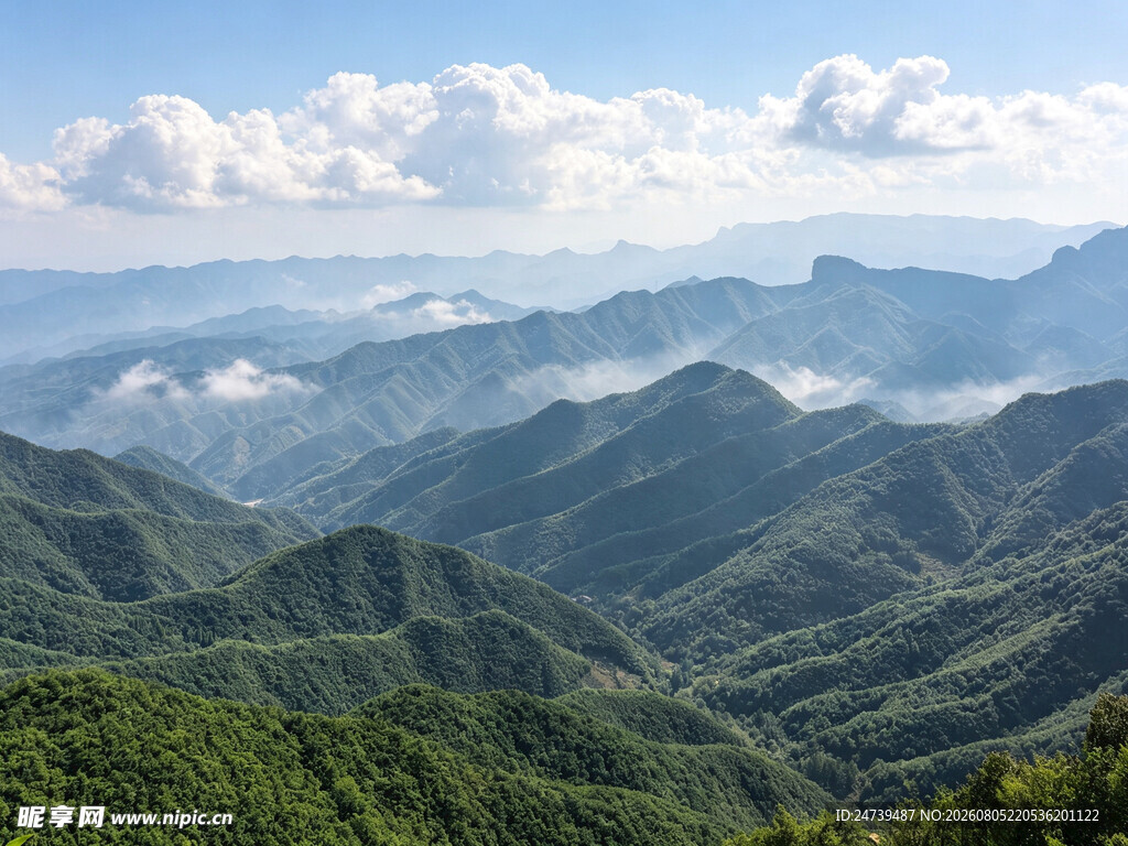 山峦云海美景
