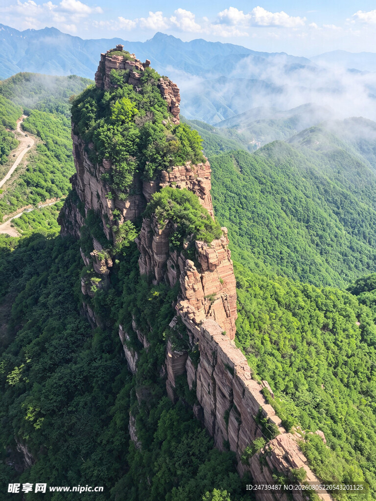 峻峭奇峰屹立于葱郁山林