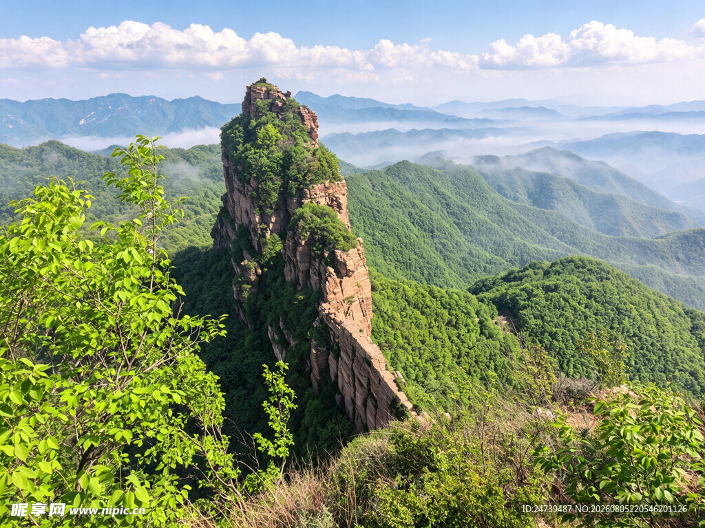 峻峭山峰掩映于葱郁山林