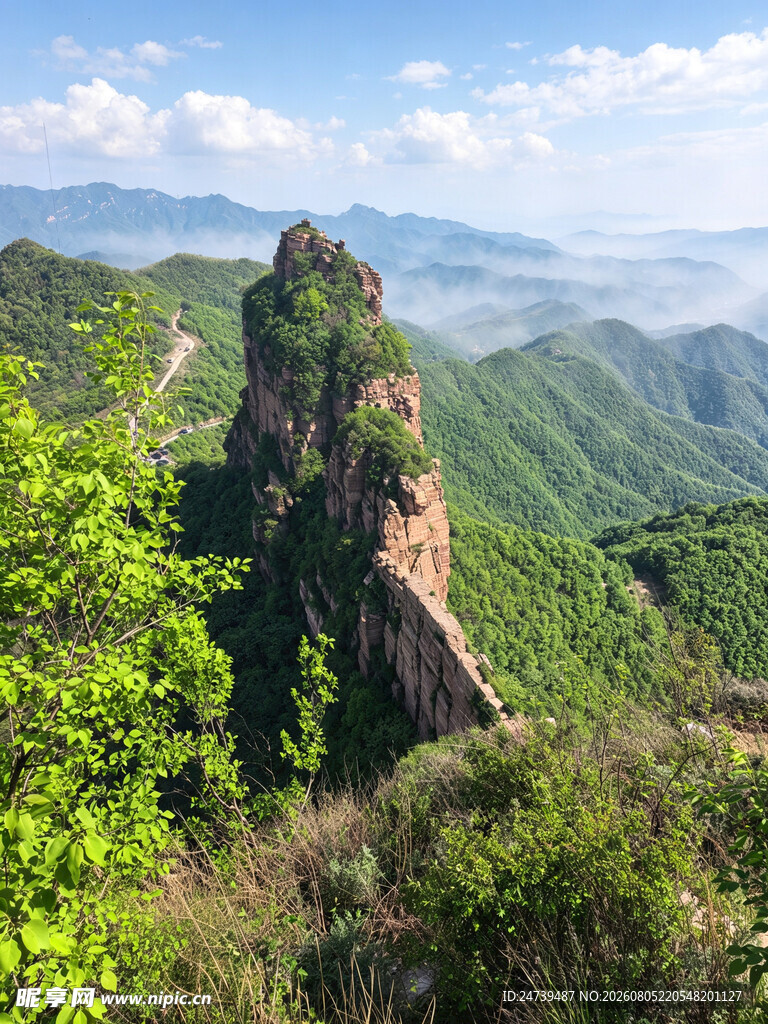 峻峭山峰与葱郁山林景观