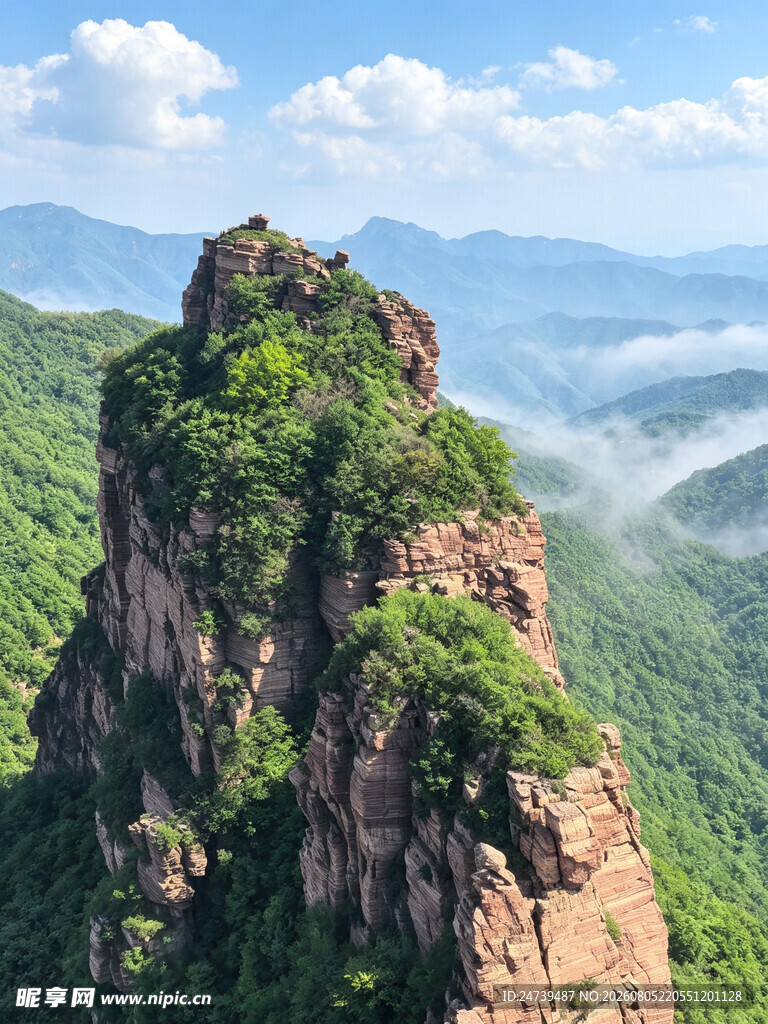 巍峨奇峰绿意盎然