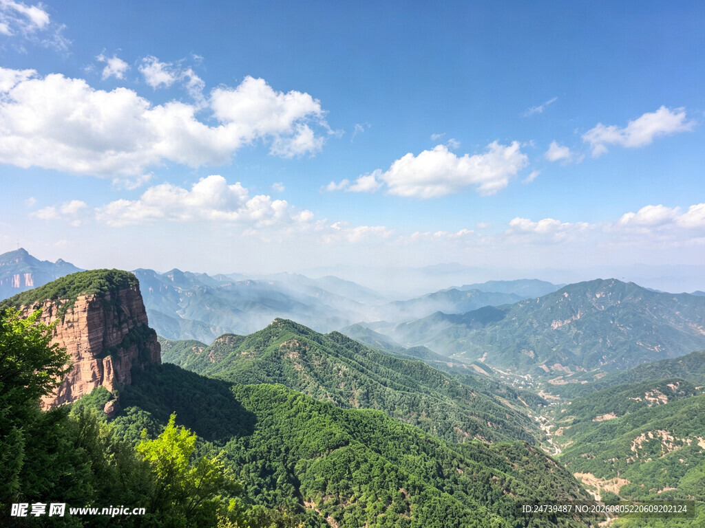 壮丽山景奇峰屹立云端