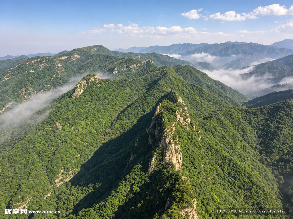 山峦叠翠间的壮美风光