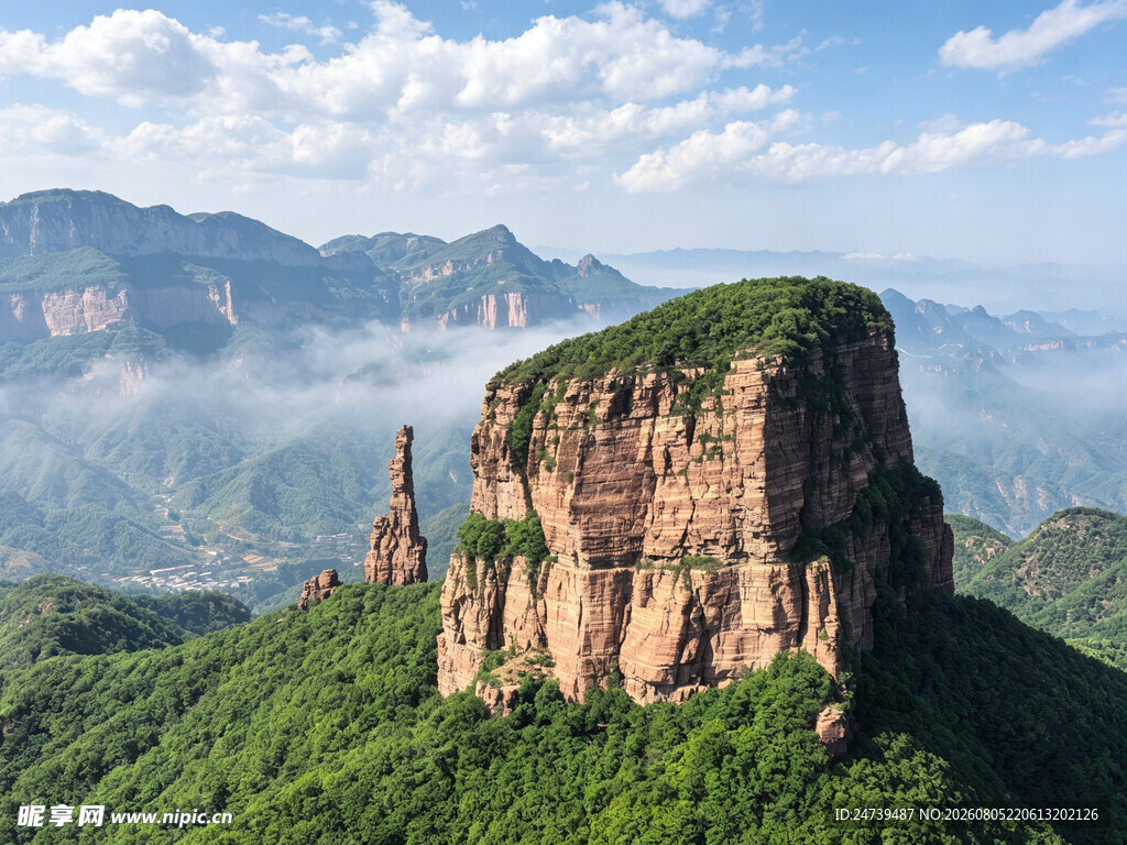 巍峨奇峰屹立于青山云海间