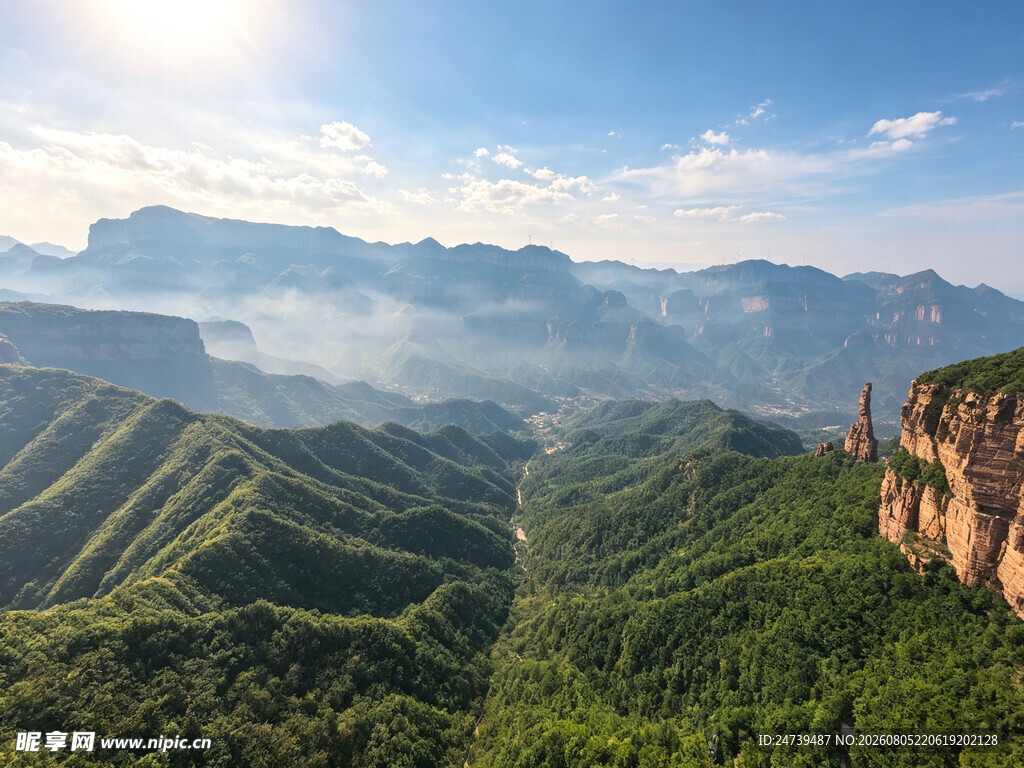 壮丽山峦间的绿意美景