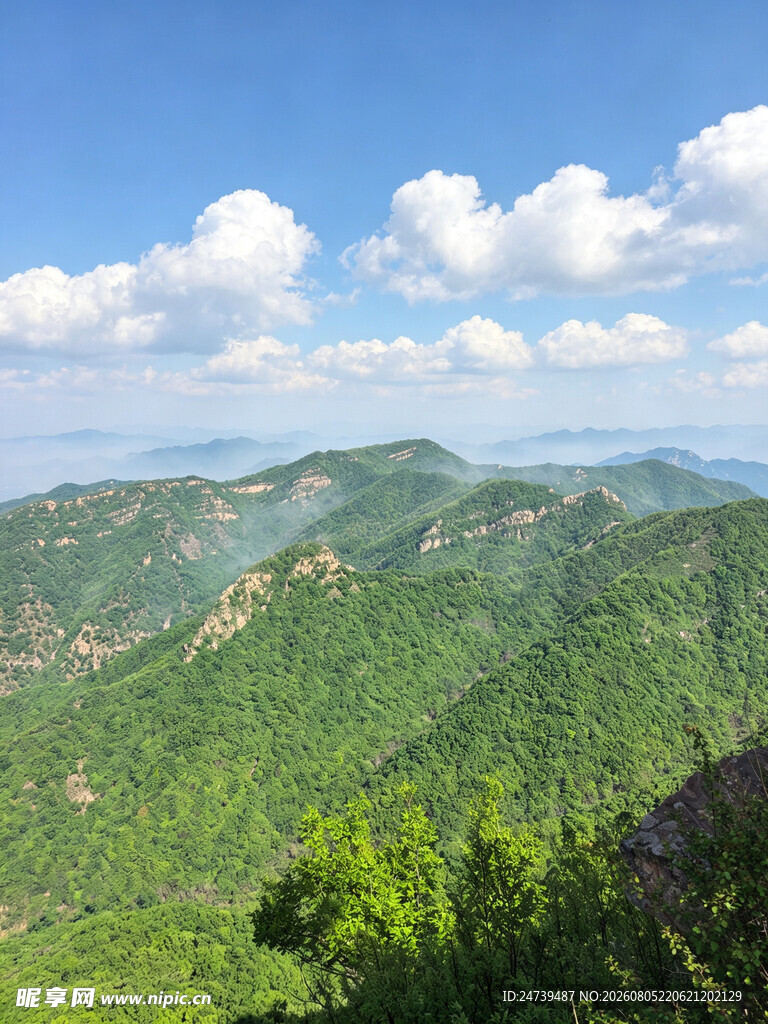 青山绵延蓝天白云美景