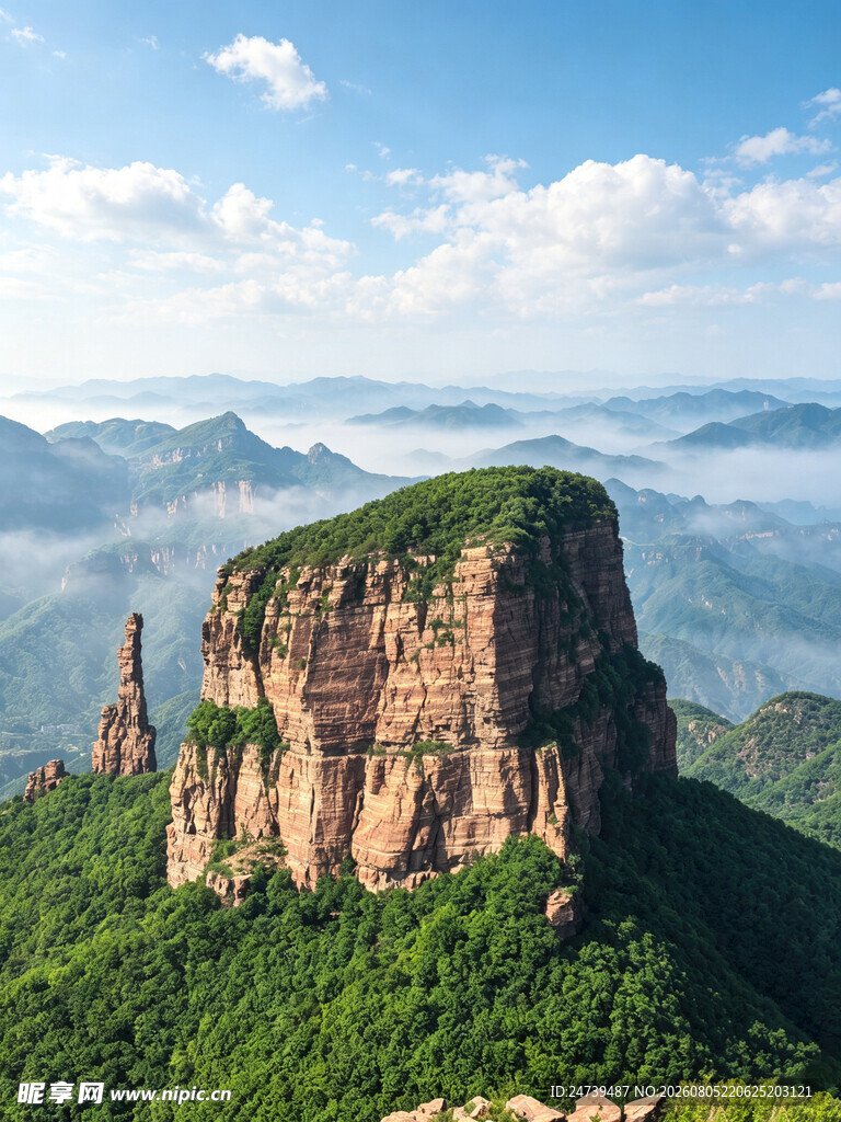 巍峨山峰覆绿壮美风光