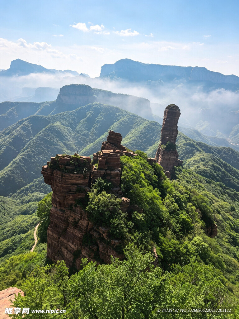 奇峰耸立的壮美山间景观