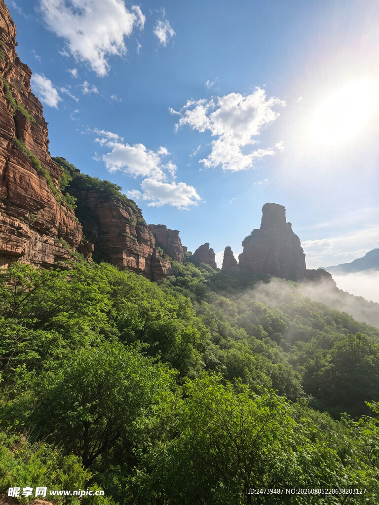 山间绿景与壮丽红岩奇观