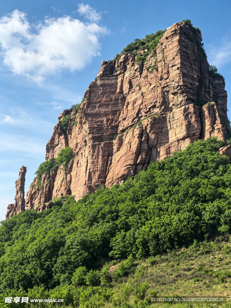 巍峨山峦绿意环绕的美景
