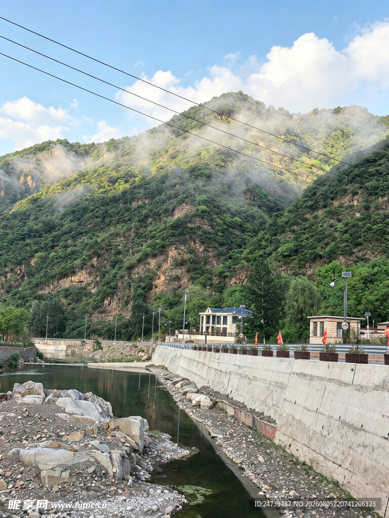 山间河畔风景
