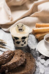 可爱奶牛纹杯子配美味点心