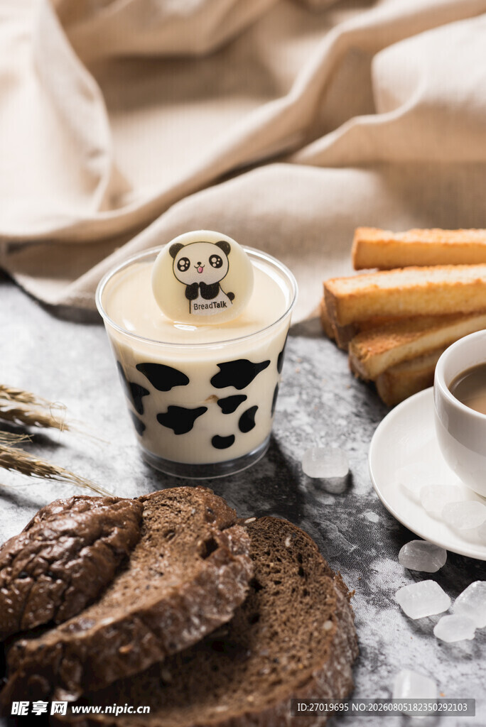 可爱奶牛纹杯子配美味点心
