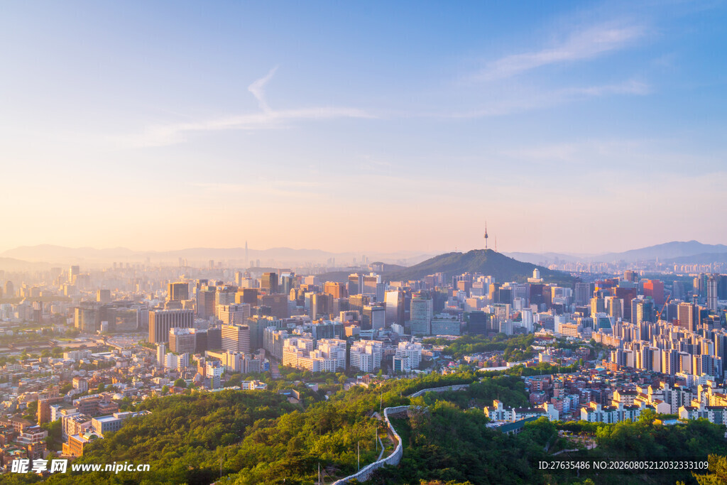城市天际线与葱郁山林景观