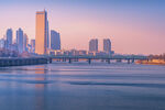 城市河畔黄昏美景