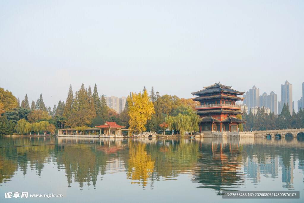 湖畔古建秋景静谧如画