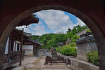 古村拱门处的宁静景致
