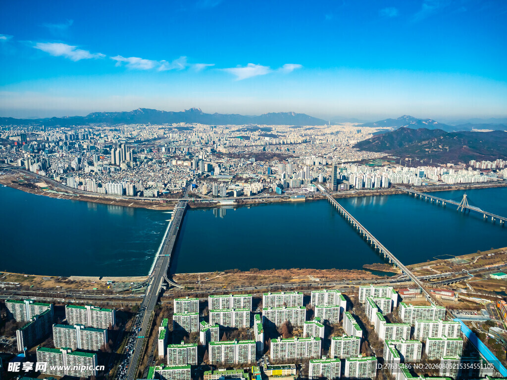 城市河畔风光俯瞰图