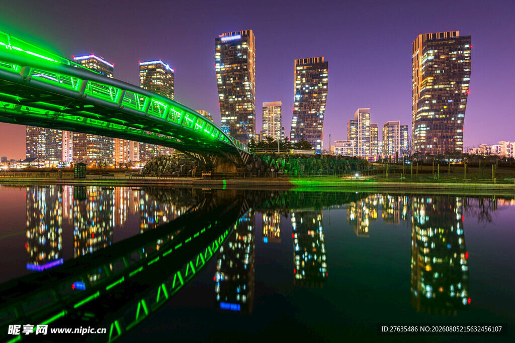 城市夜景桥梁璀璨倒影