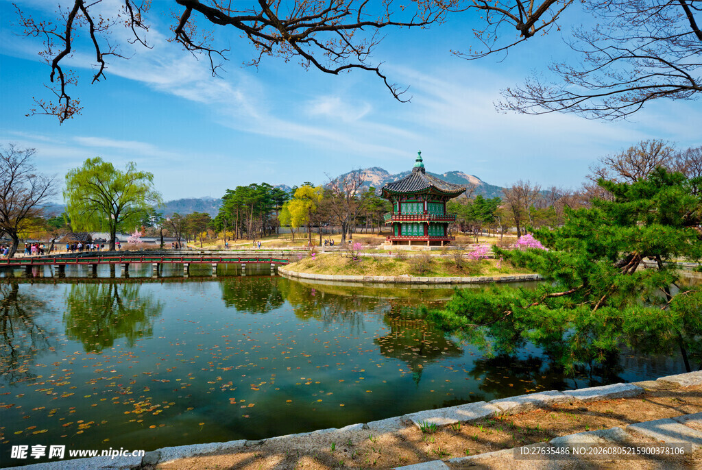 湖畔园林美景
