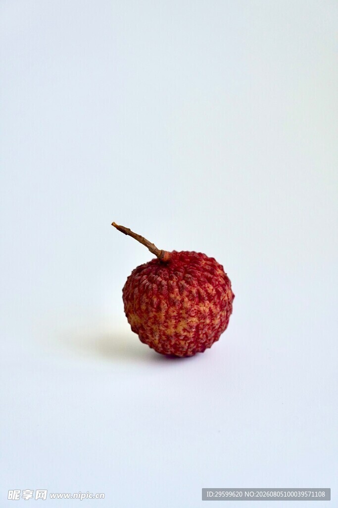 一颗鲜红饱满的荔枝