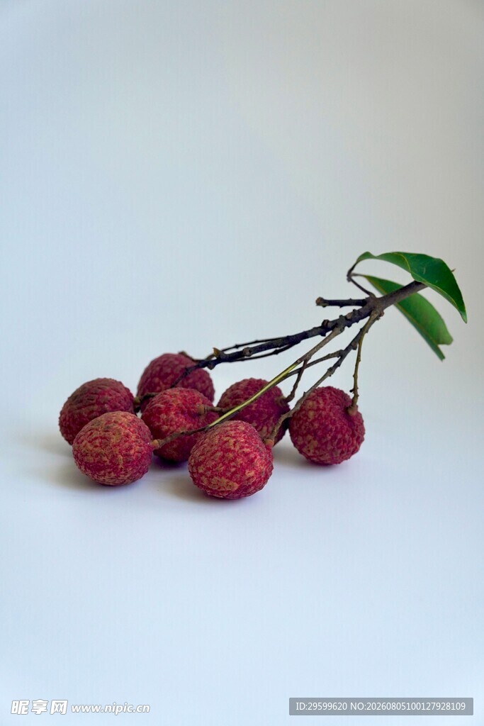新鲜红荔枝带绿叶特写